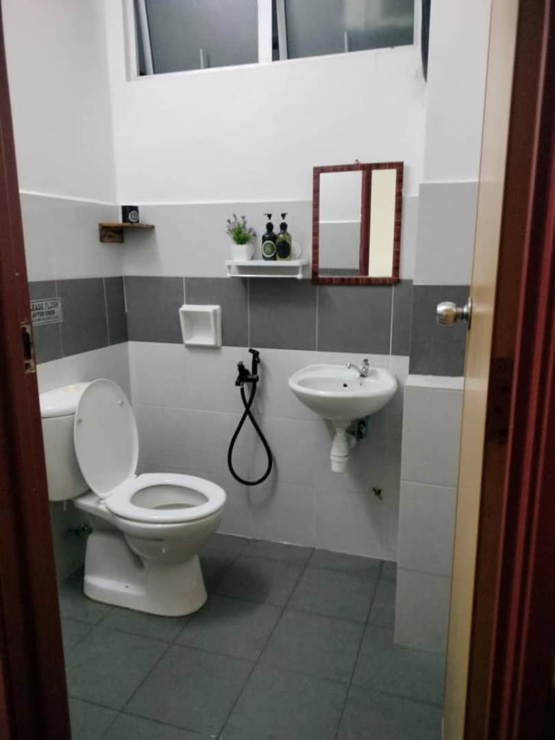 Homestay Budget Kuala Terengganu Tulipsia House Екстер'єр фото